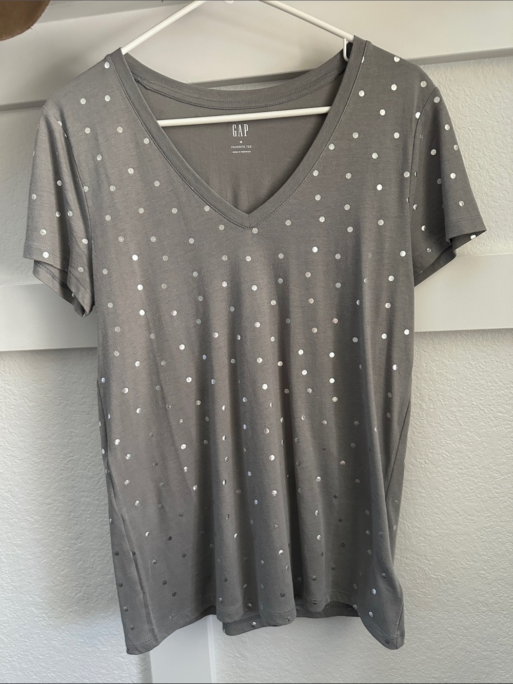 GAP Gray V-Neck Short Sleeve Polka Dot Tee